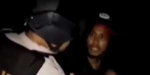 Viral Aksi Kocak Pengendara Motor Saat Ditilang Polisi, 'Kamu Penguasa Bumi?'