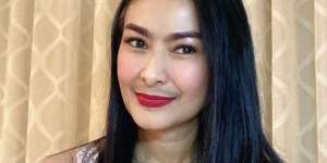 Tampil Tanpa Riasan, Kumis Iis Dahlia Jadi Sorotan