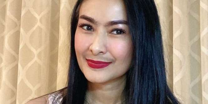 Tampil Tanpa Riasan, Kumis Iis Dahlia Jadi Sorotan