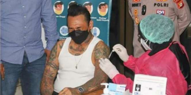 Ekspresi Jerinx Jalani Vaksinasi Covid-19 Dosis Pertama, Sampai Tutup Mata