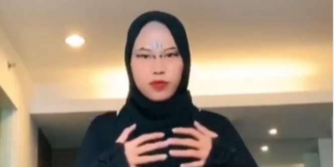 Viral Berhijab Tapi Pakai Bawahan Model Begini, Panen Hujatan!