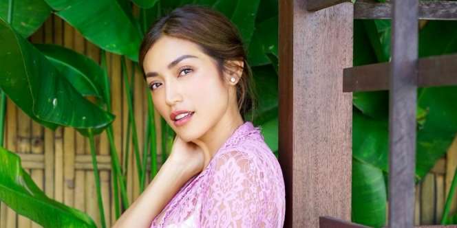 Gaya Jessica Iskandar Pakai Dress Rajut Curi Perhatian