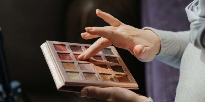 7 Langkah Memperbaiki Palet Makeup yang Hancur