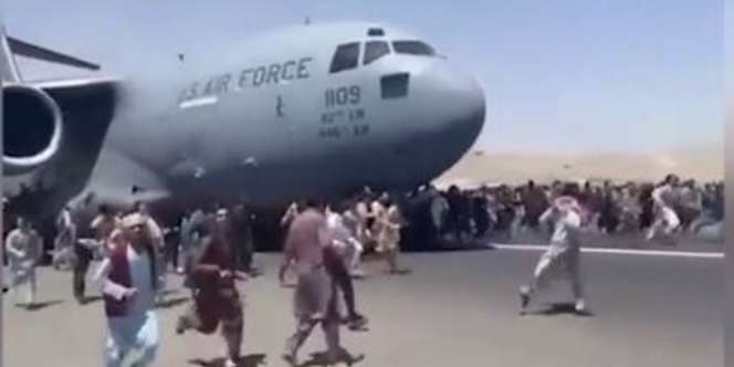 Ngeri, Penumpang Pesawat Berjatuhan Saat Mencoba Kabur dari Afghanistan