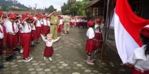 Bikin Gemas, Putri Kecil Fitri Tropica Ikut Upacara
