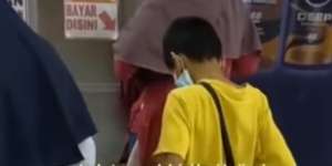 Bikin Haru, Anak Ini Beli Celana dengan Uang Hasil Kerja Sendiri
