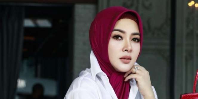Asyik Pelukan dengan Teman, Syahrini Tenteng Tas Setengah Miliar Rupiah
