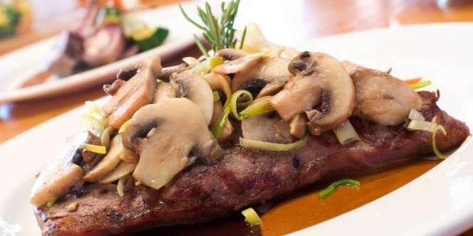 Sedapnya Steak Berlumur Saus Jamur, Bikin Sendiri di Rumah