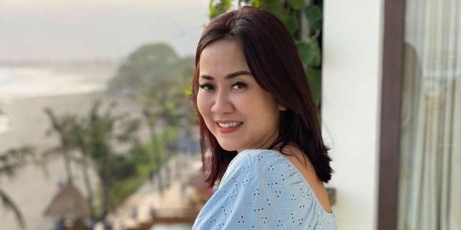 Pose di samping Ranjang, Muka Bantal Tante Erni Bikin Heboh