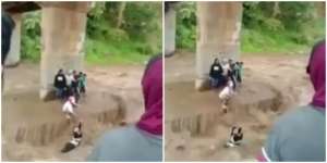 Detik-Detik Evakuasi Remaja Terjebak Banjir Saat Selfie di Bawah Jembatan