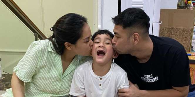 Temani Rafathar Belajar, Penampilan 'The Real Emak-Emak' Nagita Jadi Sorotan