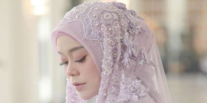 Beda Desain Kebaya Lesty Rancangan Ivan Gunawan dan Renzi Lazuardi