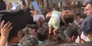Video Pilu Warga Afghanistan Putus Asa, Utamakan Bayi dan Anak Tinggalkan Negeri