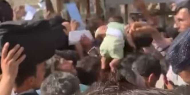 Video Pilu Warga Afghanistan Putus Asa, Utamakan Bayi dan Anak Tinggalkan Negeri