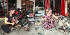 Kisah Guru Cantik di Kediri Banting Setir Jadi Montir