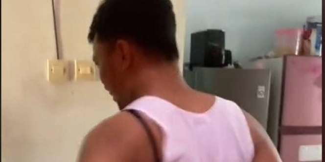 Ayah Rela Pakai Bra Busa Demi Bayinya Nyaman Digendong