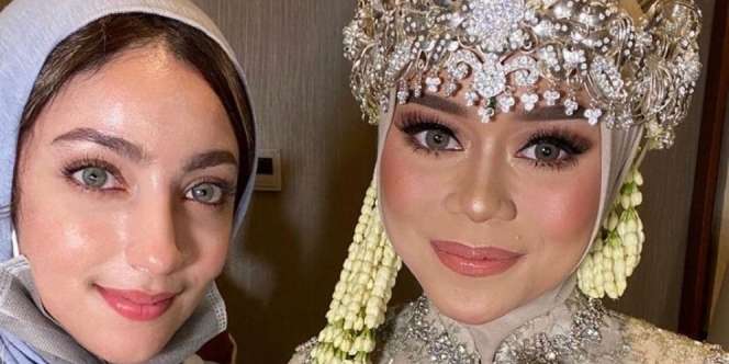 Lesti Kejora Pakai Henna dengan Detail Swarovski