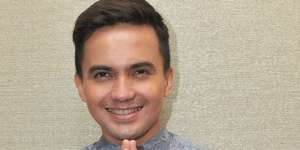 Pose Ganteng Baca Koran plus Ngopi, Tulisan di Kaus Sahrul Gunawan Bikin Salfok
