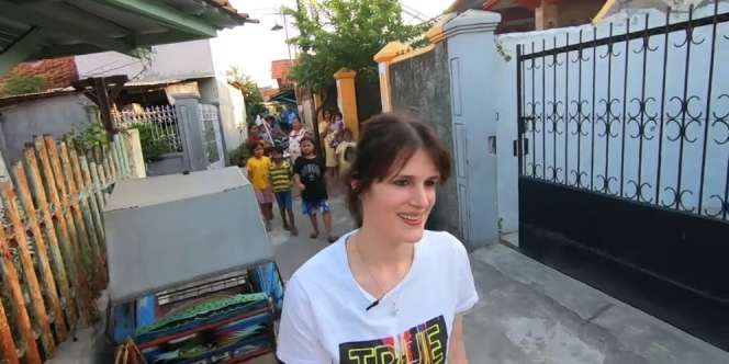 Bule Jerman Jalan Sore Sendirian Tak Bawa Uang, Ditraktir Warga Jajanan Kampung