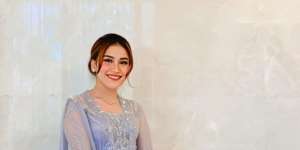 Harga Tas Mungil dan Sepatu Kristal Ayu Ting Ting di Pernikahan Leslar