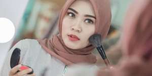 Makeup Sulit Menempel Pada Kulit Kering? Atasi dengan Cara Ini