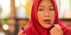 Trik Bibir Ombre Lebih Natural Hanya dengan 2 Bahan