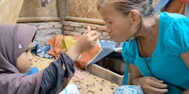 Kisah Haru Bocah 7 Tahun Rawat Ibu ODGJ Seorang Diri
