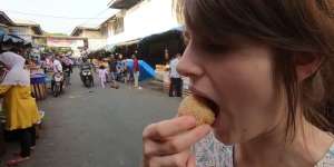 Reaksi Bule Jerman Pertama Kali Makan Onde-Onde, Bingung Bentuknya Mirip Telur