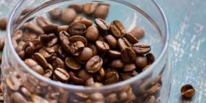 Trik Kontrol Nafsu Makan Pakai Wadah Isi Biji Kopi dari Ahli Gizi
