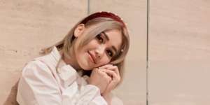 Beda! Gaya Ayu Ting Ting Ubah Warna Rambut Mirip Cewek Korea