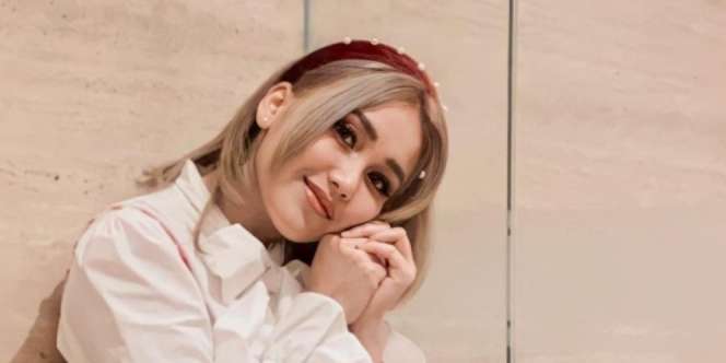 Beda! Gaya Ayu Ting Ting Ubah Warna Rambut Mirip Cewek Korea