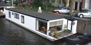 Desain Nyaman Rumah Apung di Sungai Amstel, Belanda