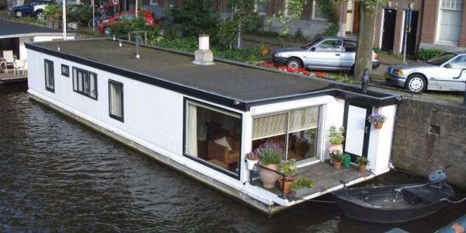 Desain Nyaman Rumah Apung di Sungai Amstel, Belanda