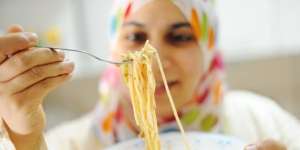 Jangan Duduk, Lakukan Ini Setelah Makan Terlalu Banyak