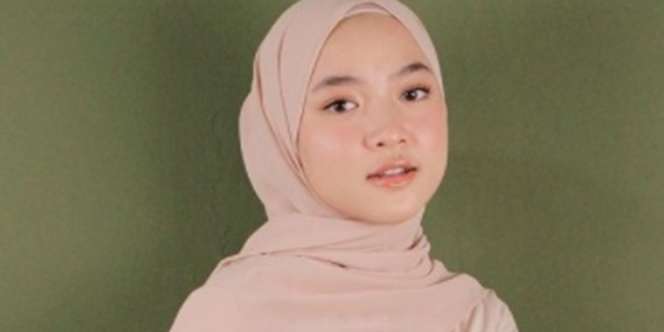 Tampil dengan Gaya Monokrom, Nissa Sabyan Tenteng Tas Jutaan Rupiah