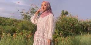 Duo Lilac dan Putih ala Fatin Shidqia, Perpaduan Pas Menggemaskan!