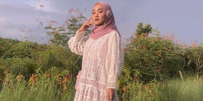 Duo Lilac dan Putih ala Fatin Shidqia, Perpaduan Pas Menggemaskan!