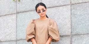 Gaya Ayya Renita Pakai Dress Tanpa Lengan Bikin Riuh Netizen