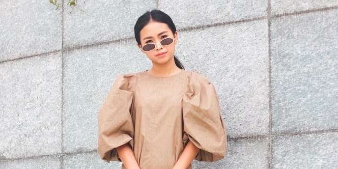 Gaya Ayya Renita Pakai Dress Tanpa Lengan Bikin Riuh Netizen