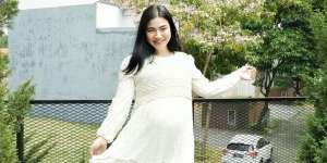 Gaya Stylish Felicya Angelista Pamer Baby Bump Disorot