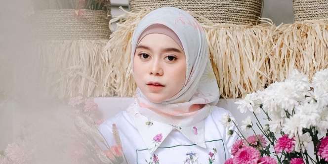 Gaya Anggun Lesti Kejora Pakai Gaun Tidur Bertema Floral