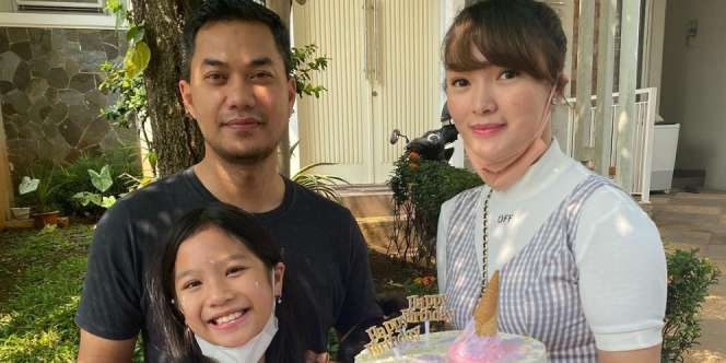 Zaskia Gotik Rayakan Ultah Putri Sambung, Sosok Bocah `Tanpa Wajah` Bikin Salfok