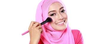 5 Trik Memakai Blush untuk Mengubah Bentuk Wajah