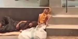 Viral Video Bocah Tidur di Emperan, Netizen Seret-Seret Nama Juliari Batubara