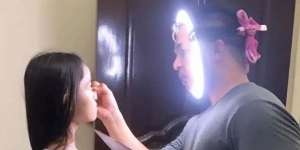 Pakai Ring Light di Wajah, MUA Ini Disebut Kayak 'Matahari Teletubbies'