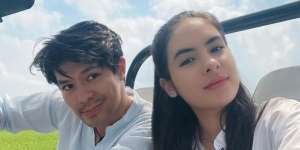 Fero Walandouw dan Steffi Zamora Foto Mesra di Pantai: 'Lagi Cari Hari Baik`