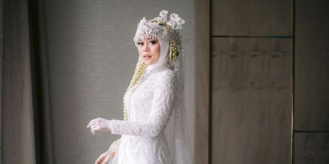 7 Potret Seleb Tanah Air Pakai Busana Renzi Lazuardi saat Menikah