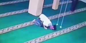 Video Detik-Detik Jamaah Meninggal Dunia Saat Sujud Sholat