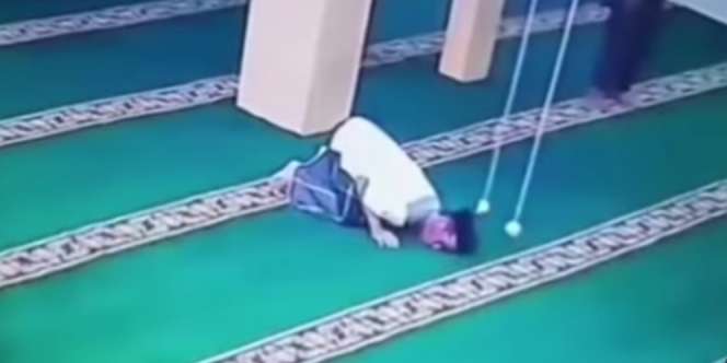 Video Detik-Detik Jamaah Meninggal Dunia Saat Sujud Sholat