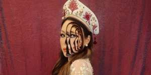 Bergaya Makeup Surealis, Warganet Sulit Cari Mata Asli MUA Ini
